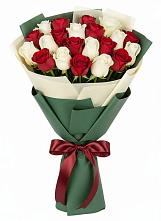 Букет Микс из красных и белых роз в Ипатово
