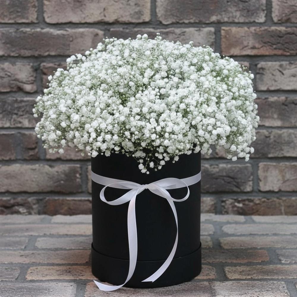 Цветочная композиция из Гипсофила в шляпной коробке в Ипатово