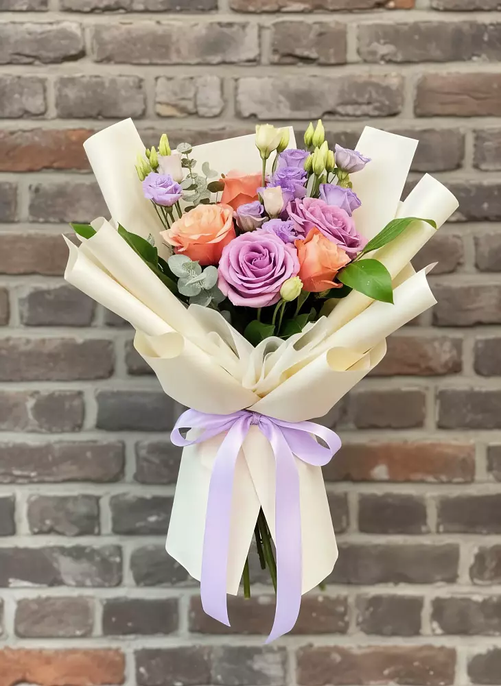 Букет цветов из: Лизиантусы и Розы в Ипатово