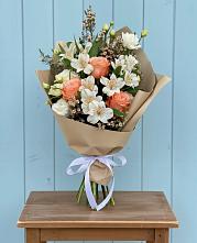 Букет цветов из:  Альстромерии, Лизиантусы, Розы и Хризантемы в Ипатово