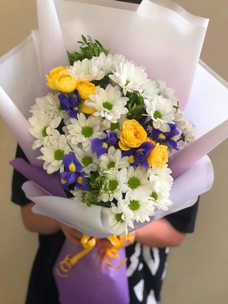 Букет цветов из: Ирисы, Хризантемы и Розы в Ипатово