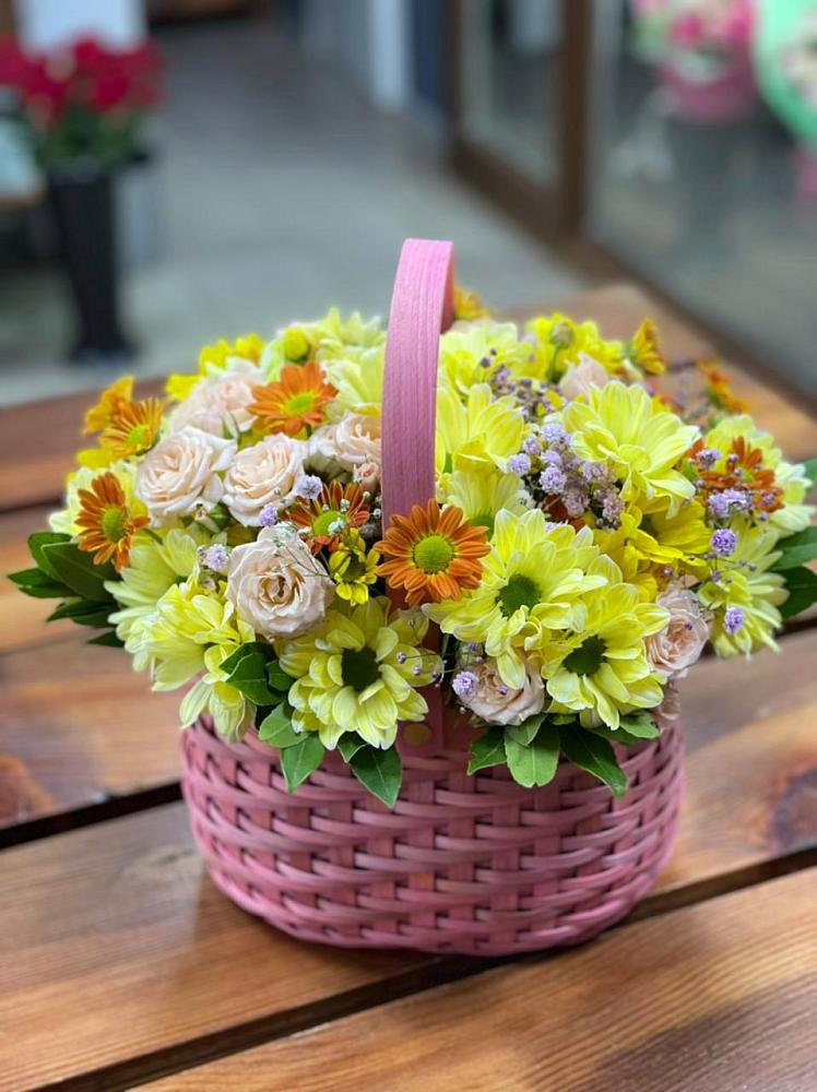 Цветочная композиция из Хризантемы и Розы в корзине в Ипатово