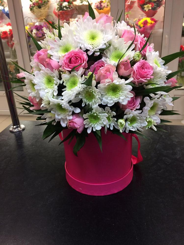 Цветочная композиция из Розы и Хризантемы в шляпной коробке в Ипатово