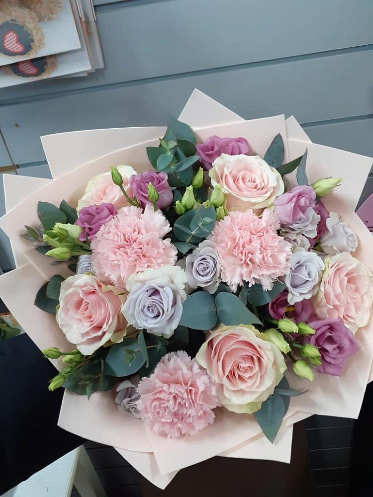 Букет цветов из: Розы, Гвоздики и Лизиантусы в Ипатово